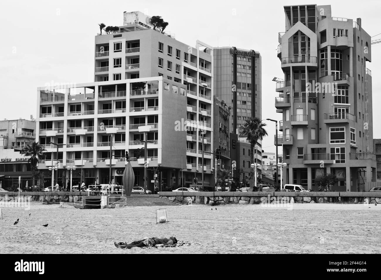 Trumpeldor Beach and Street, tel Aviv, Israël en noir et blanc Banque D'Images