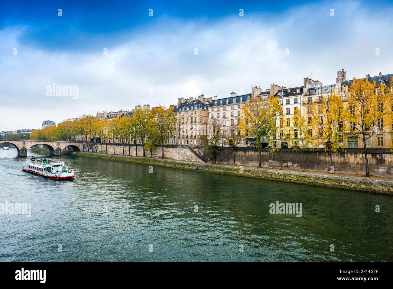 Bateau mouche sur la Seine, en passant par l'île Saint Louis, à Paris, France Banque D'Images