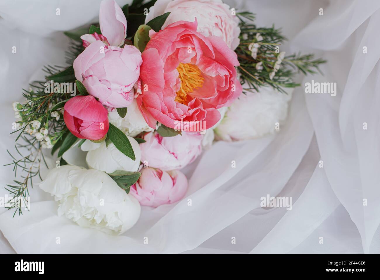 Magnifique bouquet de pivoines élégant sur tissu blanc doux. Fleurs de pivoine  rose et blanche sur tulle sur chaise rustique en bois. Bonne journée des  mères. Mornin de la mariée Photo Stock -