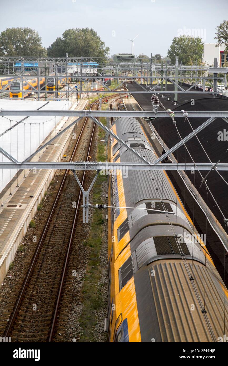 Train électrique vu d'en haut. Photographié à Alkmaar, pays-Bas Banque D'Images