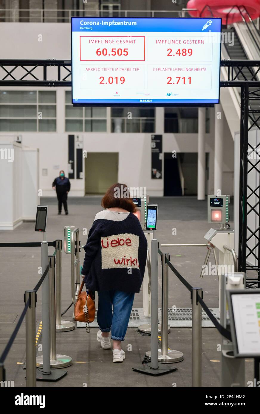 ALLEMAGNE, Hambourg, corona pandémie, plus grand centre de vaccination en Allemagne, pour 7000 personnes maximum par jour , entrée pour les employés avec des tests de température numériques Banque D'Images