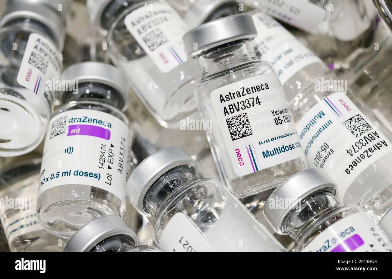 ALLEMAGNE, Hambourg, corona pandémique, plus grand centre de vaccination en Allemagne, pour 7000 personnes max. Par jour, flacons vides du vaccin britannique AstraZeneca Banque D'Images