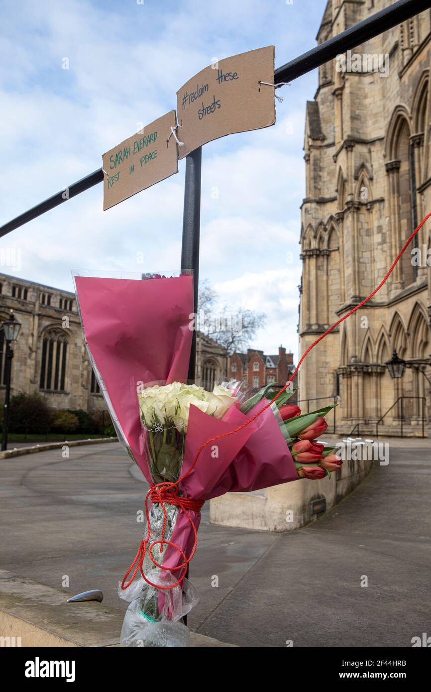 Un mémorial, à l'extérieur de York Minster, à Sarah Everard (33) qui a été assassinée alors qu'elle rentait à pied dans le sud de Londres. Sarah était originaire de York où ses parents vivent encore. Banque D'Images