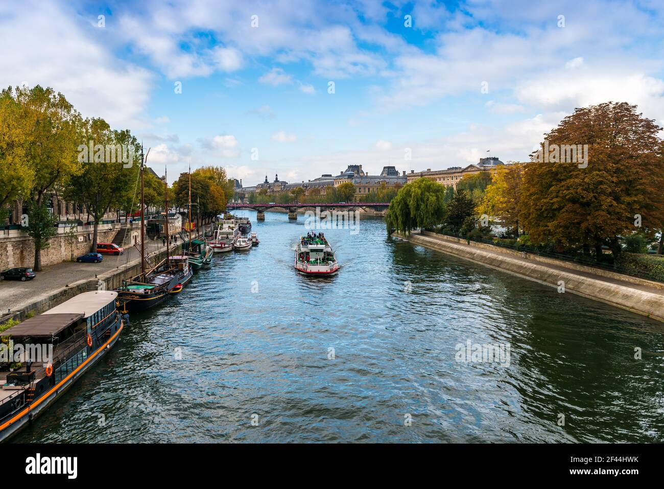 Un bateau vole entre les docks sur la Seine à Paris, en Ile de France Banque D'Images