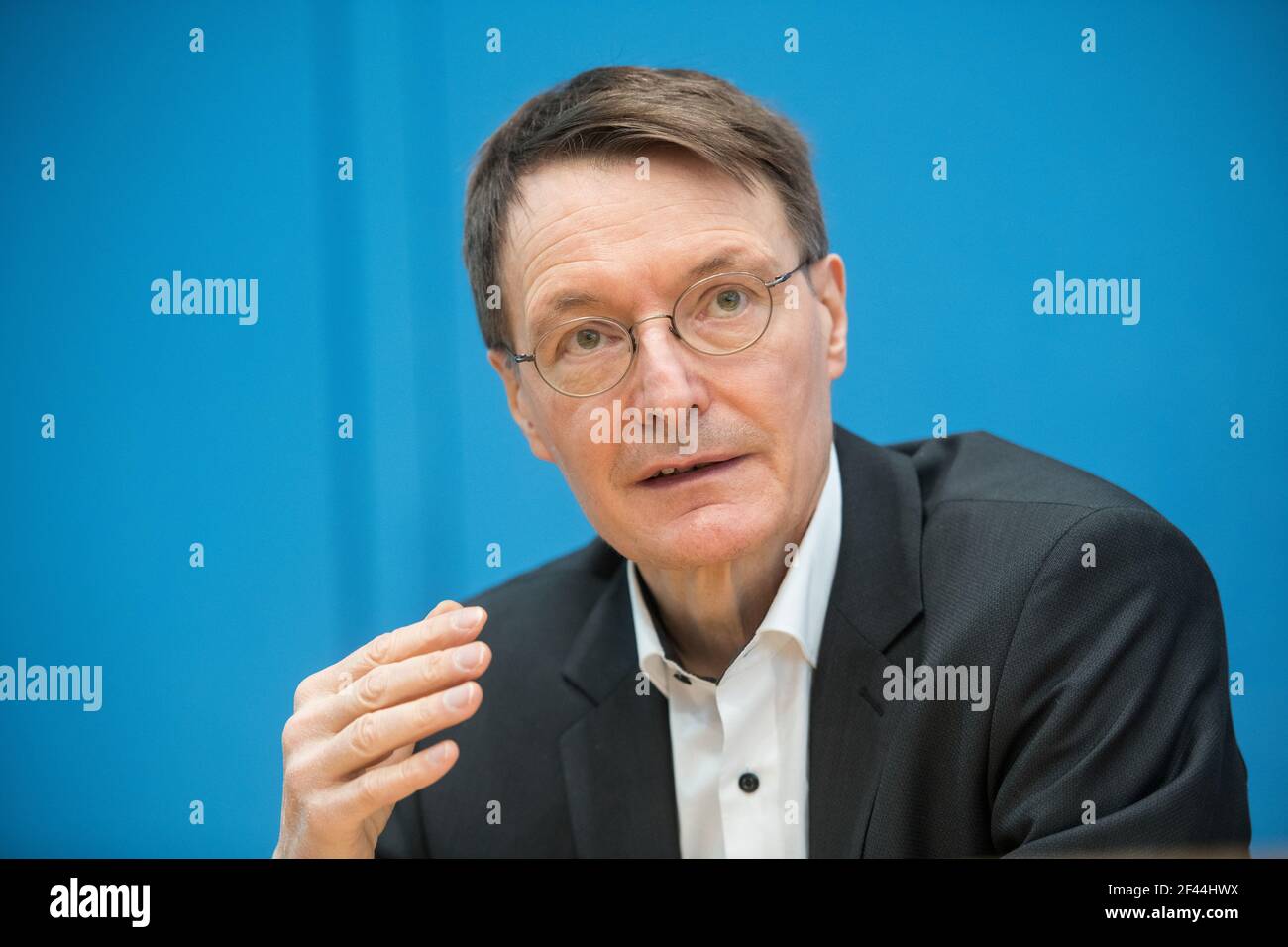 Karl Lauterbach, expert en santé du Parti social-démocrate allemand (SPD), prend des gestes lors d'une conférence de presse, dans le cadre de la pandémie de coronavirus (COVID-19), à Berlin, en Allemagne, le 19 mars 2021. Stefanie Loos/Pool via REUTERS Banque D'Images