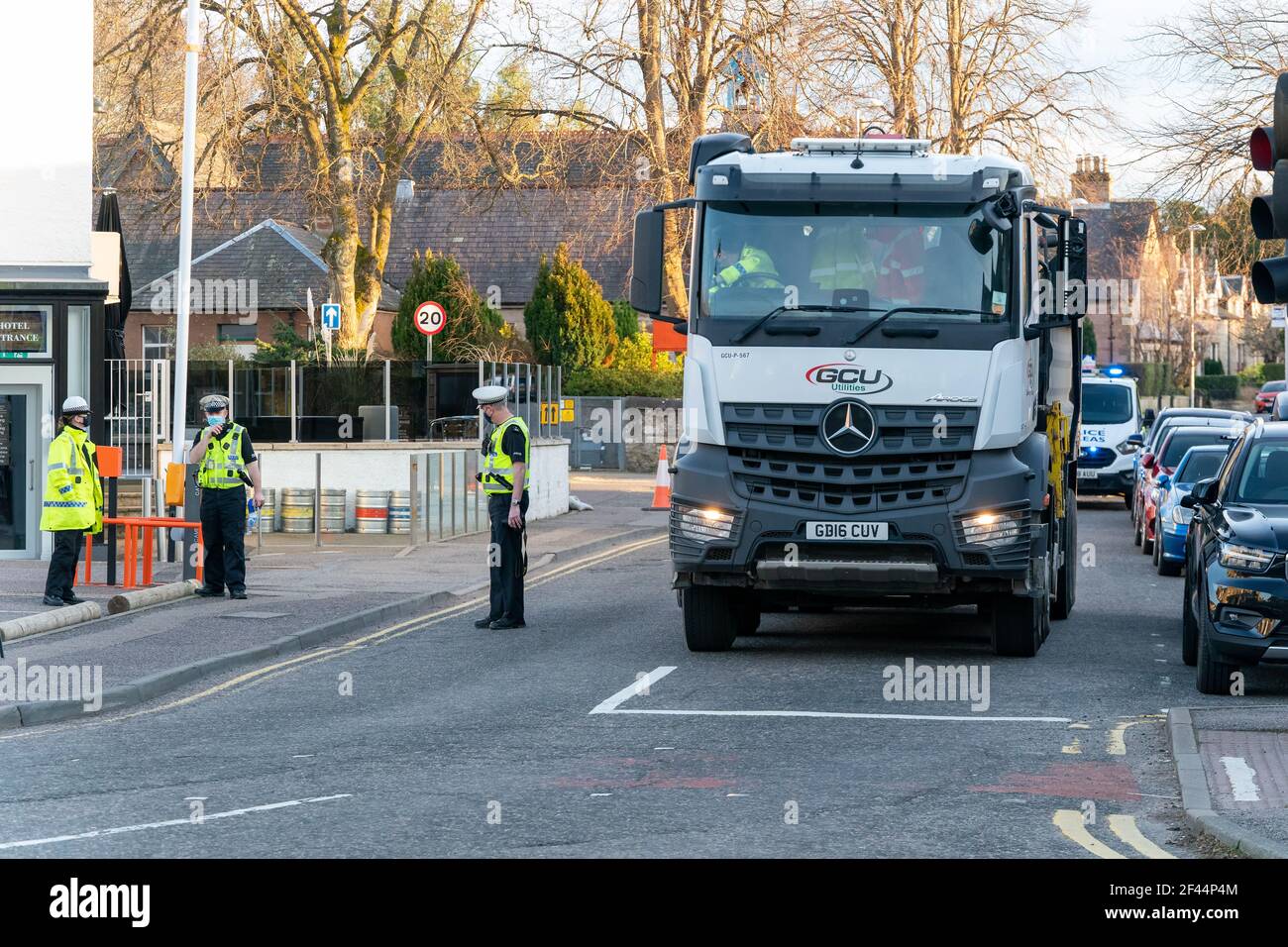 Inverness, Highlands, Écosse, Royaume-Uni. 18 mars 2021: C'est une scène de la reconstruction de l'accident grave et changeant de vie des agents de police suivants les agents de relations publiques de la police sont en appel pour l'information du public après qu'une femme de 57 ans a été grièvement blessée après avoir heurtés avec un camion à Inverness hier, vendredi 12 mars, 2021. Vers 12h45, la femme marchait le long de Southside Road et se croisait sur Crown Street, quand elle est entrée en contact avec un camion Mercedes blanc, qui se tournait vers Crown Street. Credit: JASPERIMAGE / Alamy Live News Banque D'Images