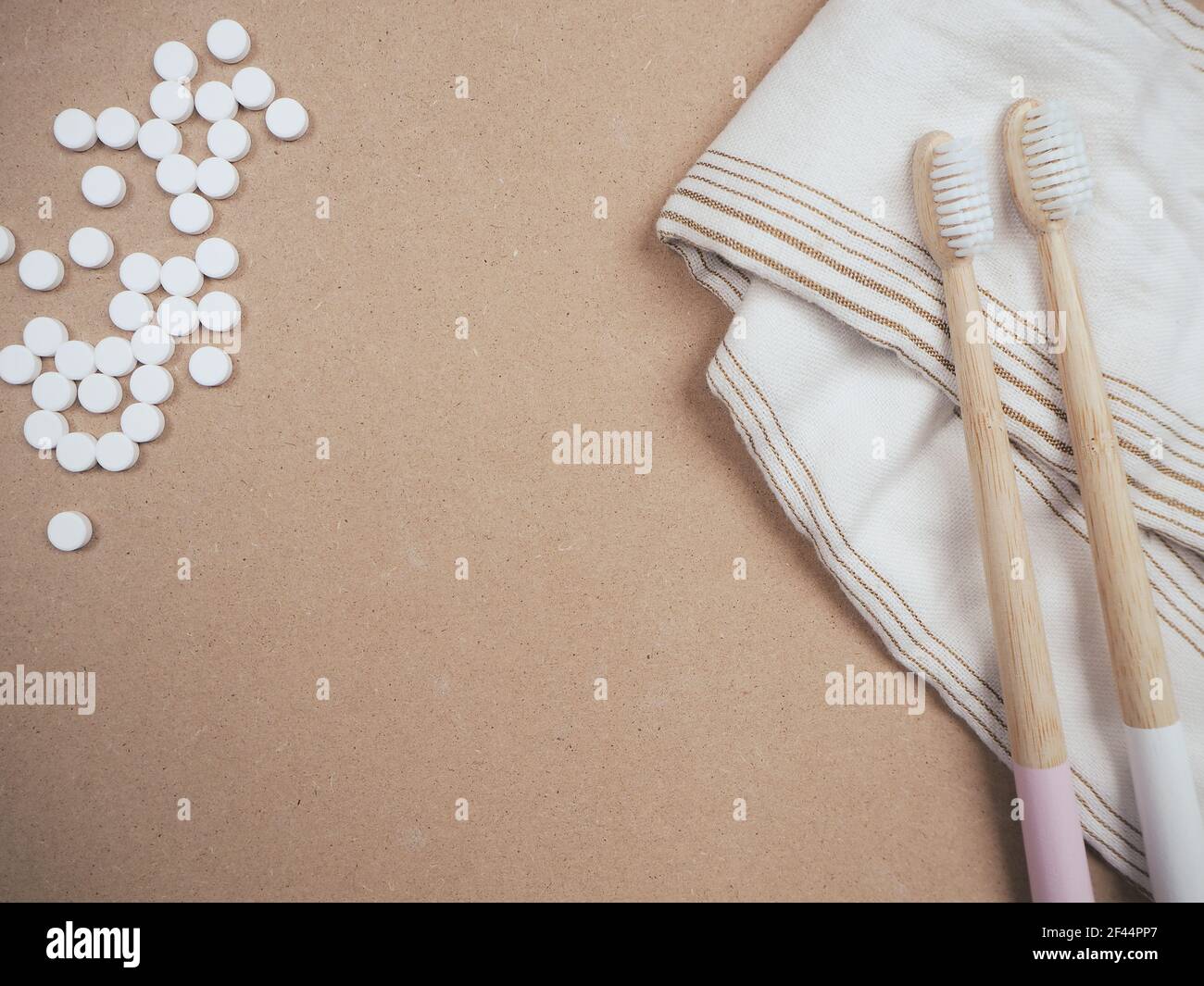 Brosse à dents en bambou et languettes dentaires sur un fond en bois comme un échange libre en plastique. Produits de soins personnels sans gaspillage. Banque D'Images