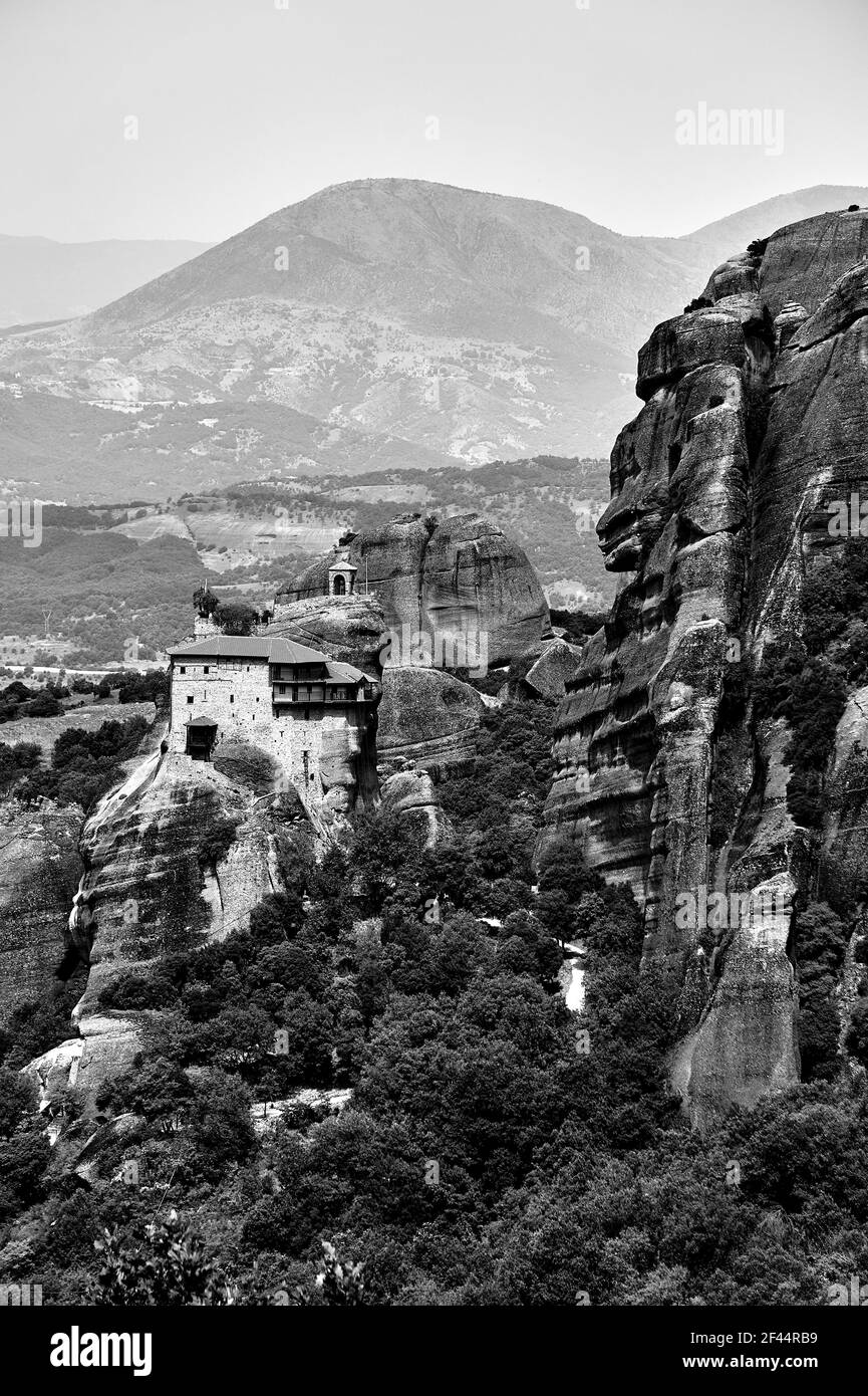 Le monastère médiéval orthodoxe sur le haut de la roche Meteora en Grèce, monochrome Banque D'Images