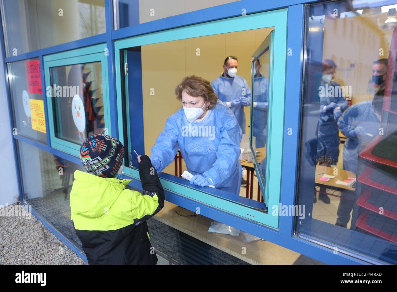 Halberstadt, Allemagne. 19 mars 2021. Un élève de Halberstadt se tient devant le centre d'essai de l'école primaire d'Anne-Frank à Halberstadt et porte un écouvillon nasal antérieur. À Halberstadt, des tests rapides gratuits ont été lancés dans 5 écoles. Au total, 30 élèves se sont portés volontaires pour être testés. A partir de lundi, des tests rapides seront effectués dans toutes les écoles de Saxe-Anhalt. Credit: Matthias Bein/dpa-Zentralbild/dpa/Alay Live News Banque D'Images