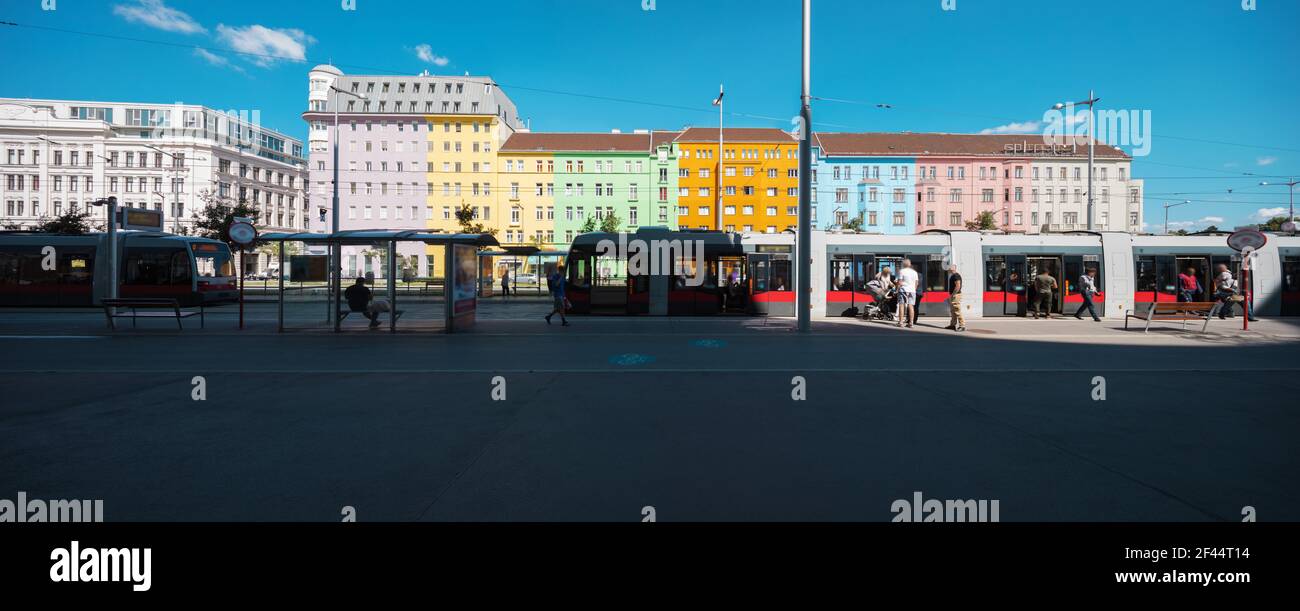 Maison traditionnelle colorée en Autriche avec transport pubblic Banque D'Images