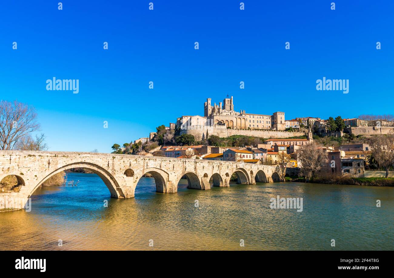 Pont Vieux et Cathédrale Saint Nazaire sur l'Orb, à Béziers, en hiver, en Occitanie, France Banque D'Images