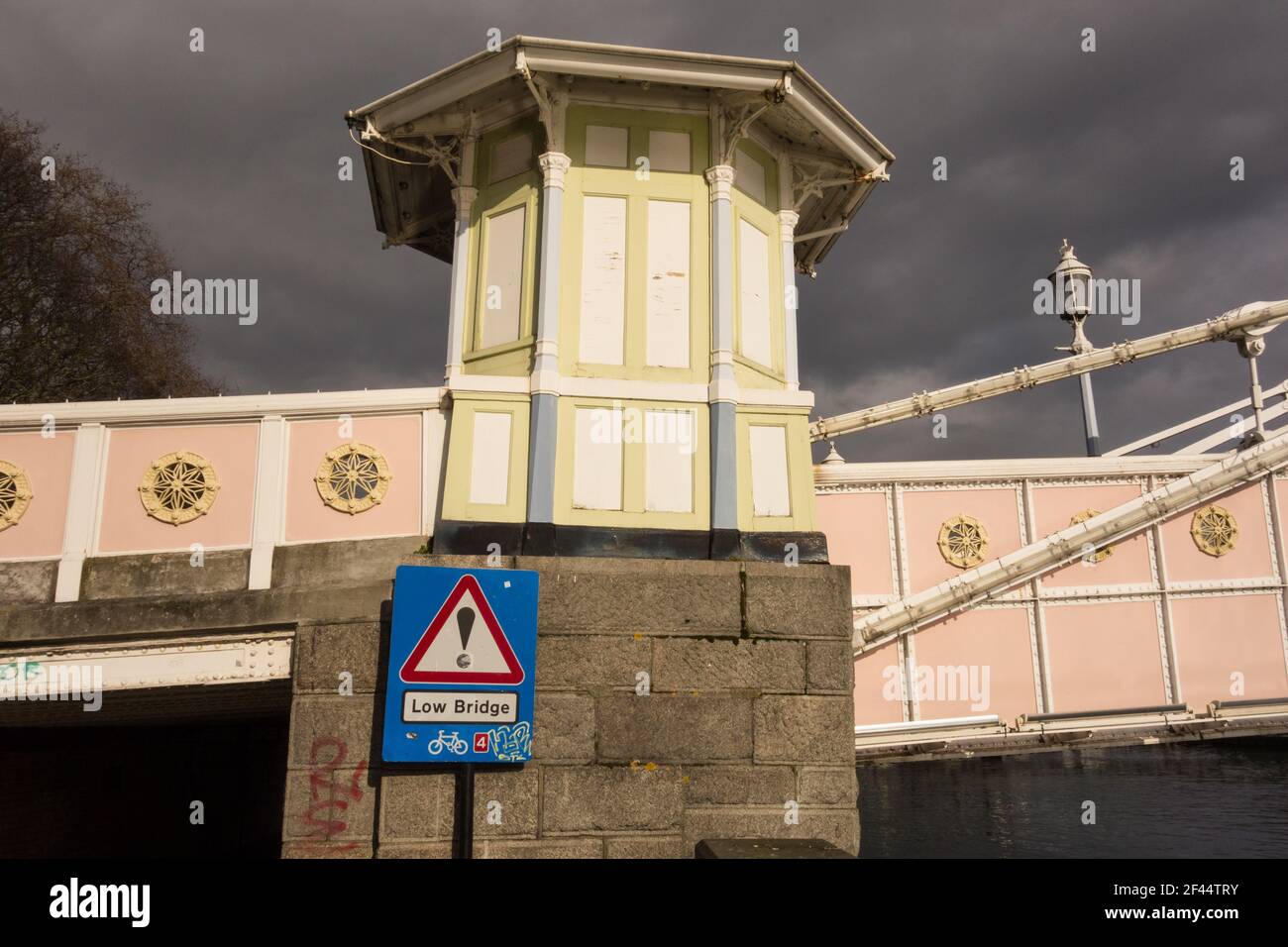 Un stand de péage coloré sur l'Albert Bridge, Chelsea, Londres, Angleterre, Royaume-Uni Banque D'Images