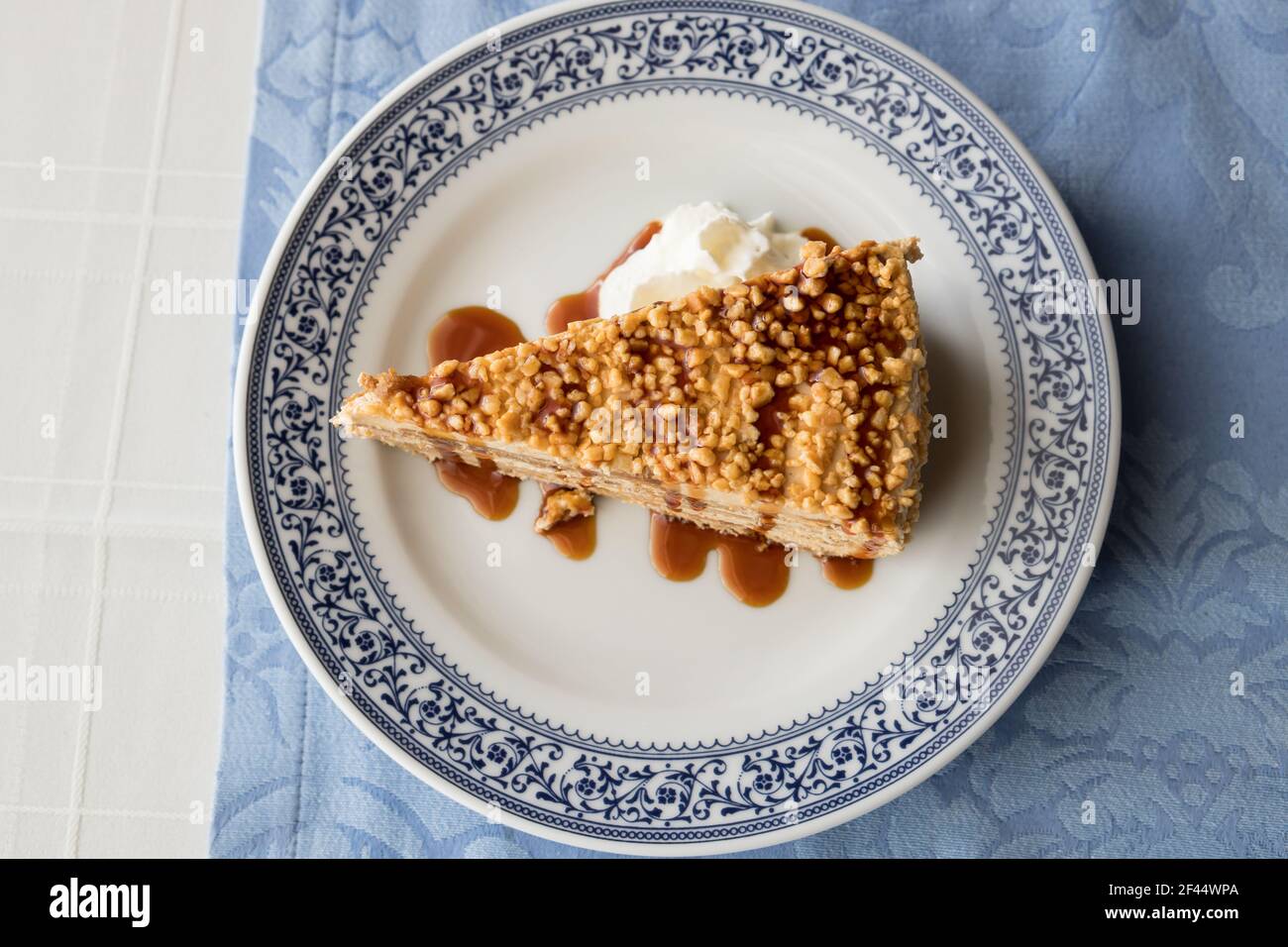 Delicieux Gateau Au Biscuit Avec Amandes Croustillantes Sur Le Dessus Pret A Manger Dessert Portugais Typique Photo Stock Alamy
