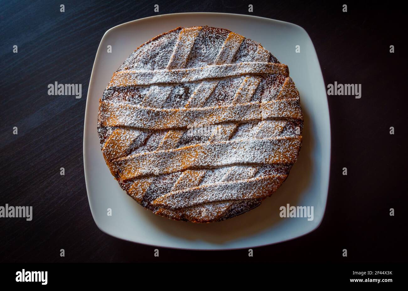 Gros plan de la Pastiera napolitaine, gâteau typiquement italien pour Pâques. Rempli de ricotta et de fruits confits, recouvert de sucre en poudre. Banque D'Images