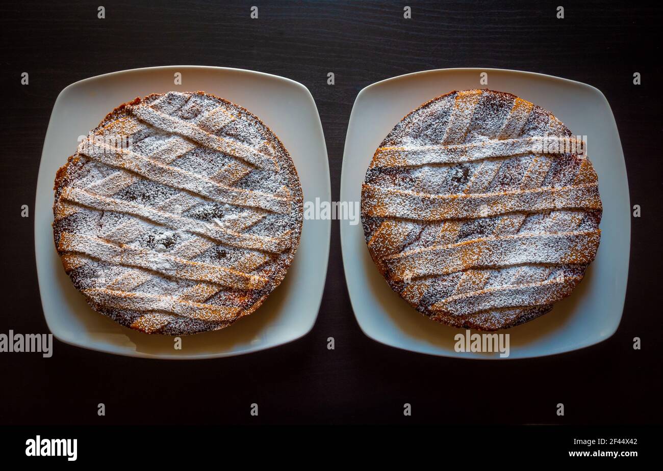 Gros plan de la Pastiera napolitaine, gâteau typiquement italien pour Pâques. Rempli de ricotta et de fruits confits, recouvert de sucre en poudre. Banque D'Images