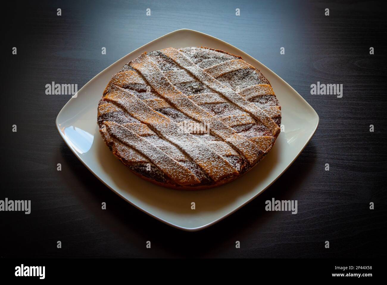 Gros plan de la Pastiera napolitaine, gâteau typiquement italien pour Pâques. Rempli de ricotta et de fruits confits, recouvert de sucre en poudre. Banque D'Images