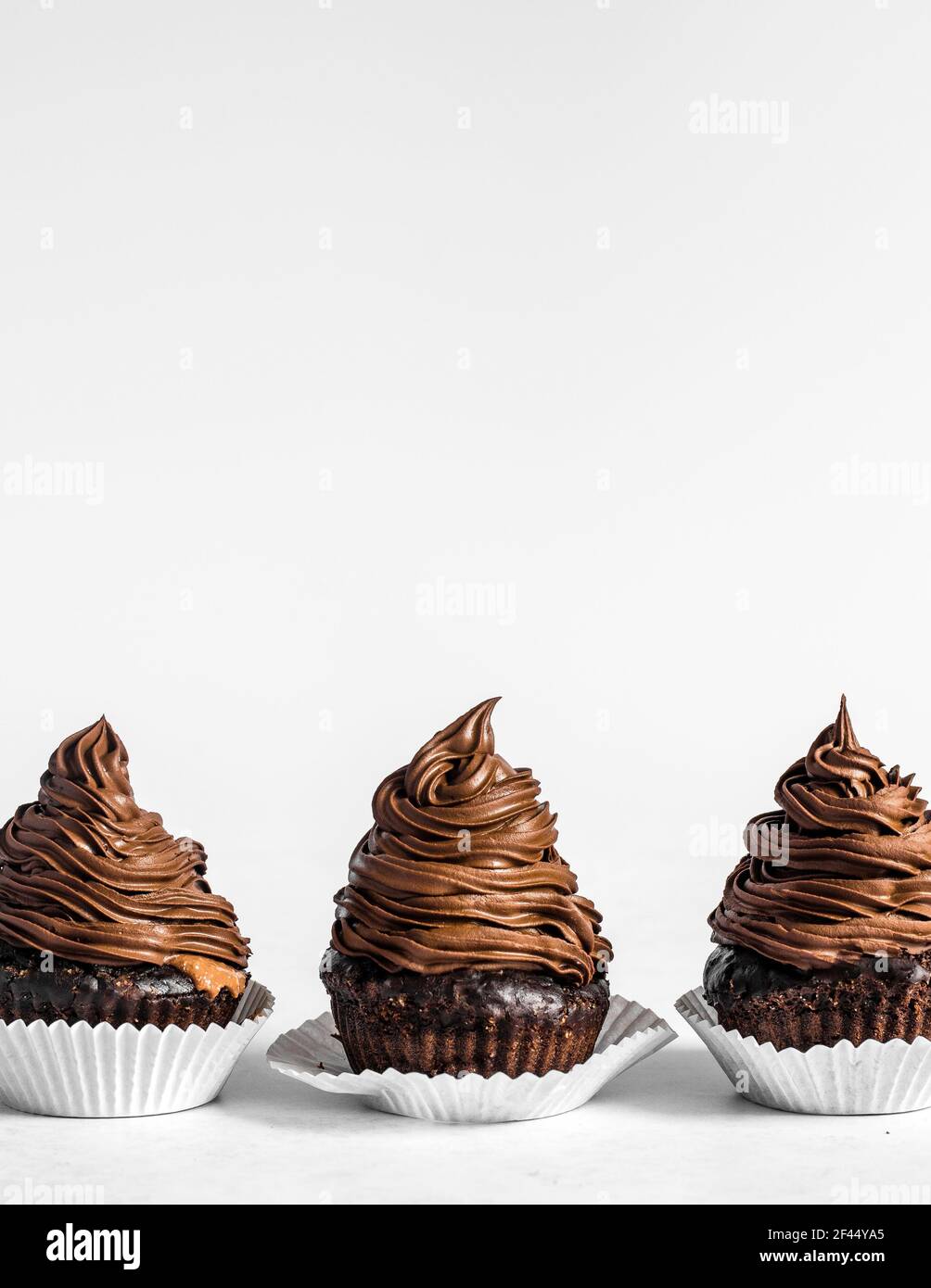 Délicieux muffins à l'orange au chocolat vegan fraîchement préparés avec garniture à l'orange et glaçage au chocolat noir velouté et riche. Parfait dessert sucré. Banque D'Images