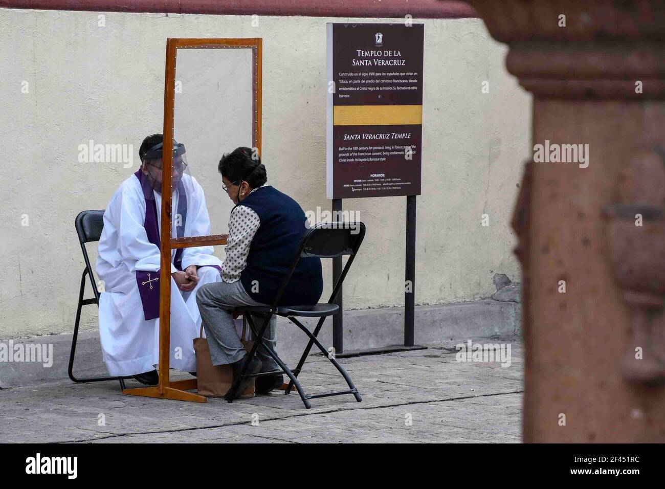 Non exclusif: TOLUCA, MEXIQUE MARS 18: Un prêtre, écoute une confession d'un fidèle pendant la confessionnel de plein air au temple de Santa Veracruz, comme saf Banque D'Images
