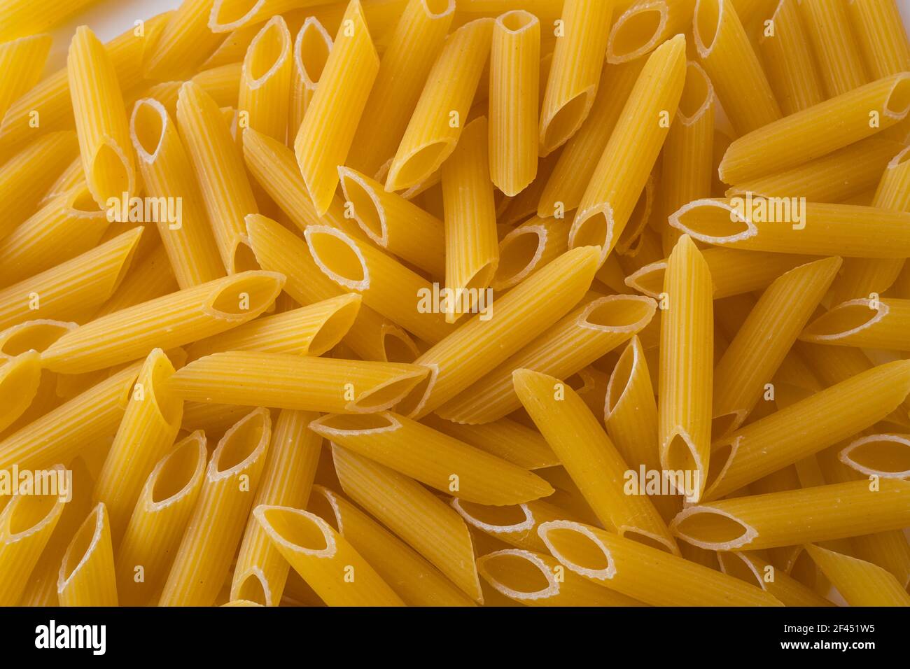 Fond Penne pâtes. Fond de texture Penne des pâtes. Tube comme macaroni. Tas de pâtes. Vue de dessus. Pâtes délicieuses. Banque D'Images
