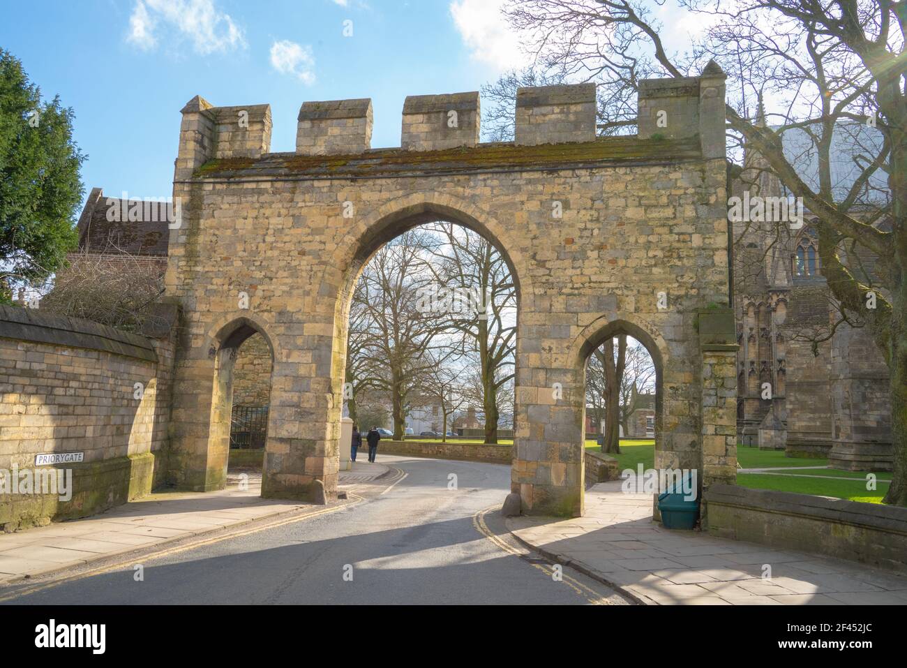 Priory Gate, Lincoln City, Cat 2 protégé, Minster yard, construit en 1825, Style de renaissance médiéval, de l'ancienne porte en pierre, porte originale une de deux. Banque D'Images