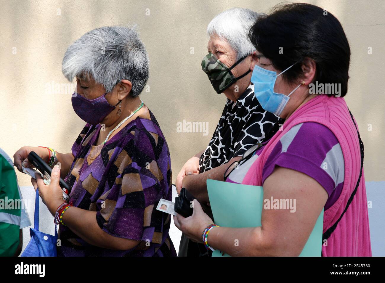 Mexico, Mexique. 18 mars 2021. MEXICO, MEXIQUE - MARS 18 : un groupe de personnes âgées, pendant l'enregistrement pour pouvoir recevoir une dose du vaccin Covid-19, pendant un programme de vaccination aux personnes âgées de plus de 60 ans, pour immuniser contre le COV-2 du SRAS qui cause la maladie de Covid-19. Le 18 mars 2021 à Mexico, Mexique (photo d'Eyepix/Sipa USA) crédit: SIPA US/Alay Live News Banque D'Images