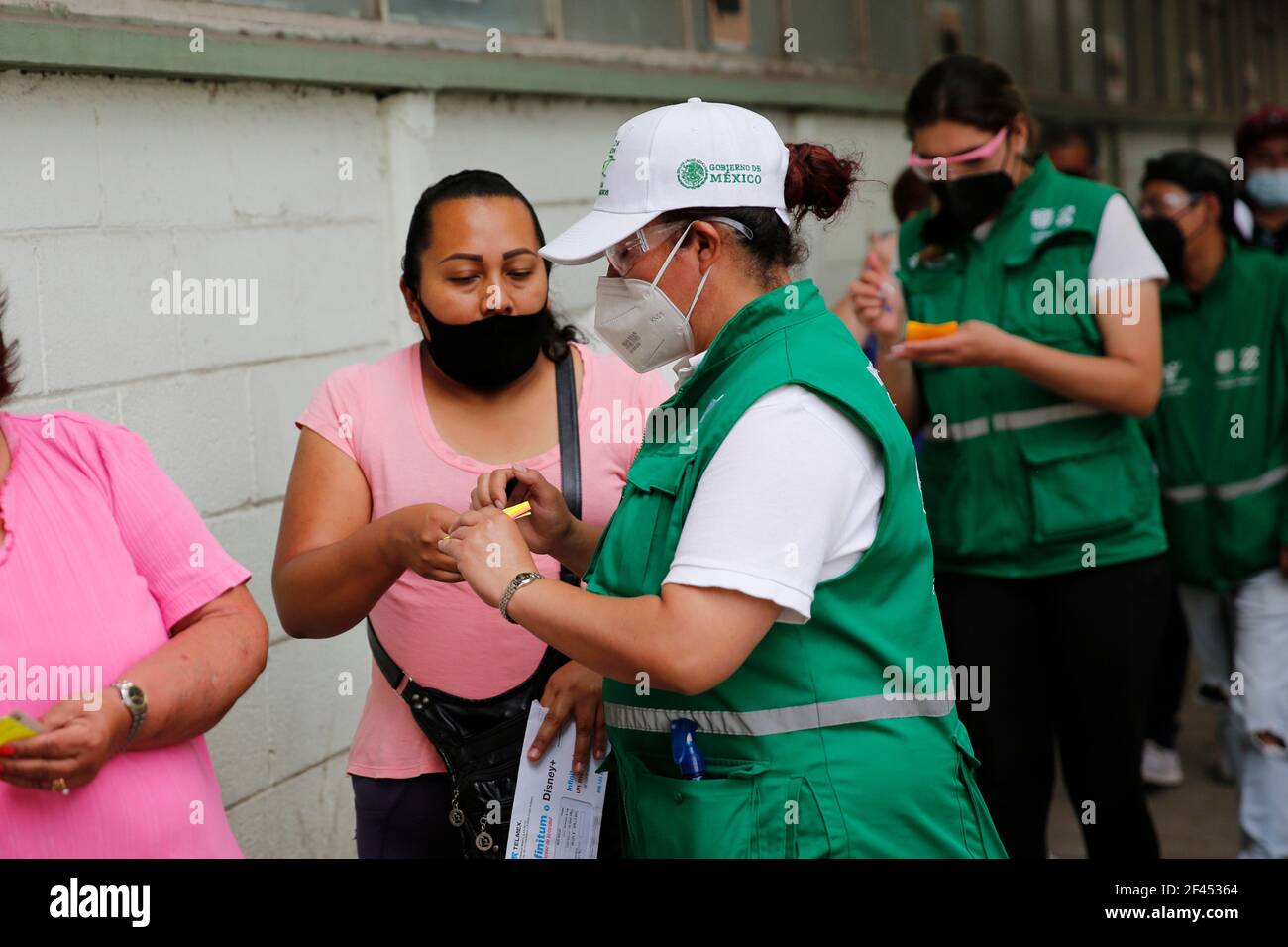 Mexico, Mexique. 18 mars 2021. MEXICO, MEXIQUE - MARS 18 : une personne âgée, pendant l'enregistrement, pour être en mesure de recevoir une dose du vaccin Covid-19, pendant un programme de vaccination à des personnes âgées de plus de 60 ans, pour immuniser contre le COV-2 du SRAS qui cause la maladie de Covid-19. Le 18 mars 2021 à Mexico, Mexique (photo d'Eyepix/Sipa USA) crédit: SIPA US/Alay Live News Banque D'Images