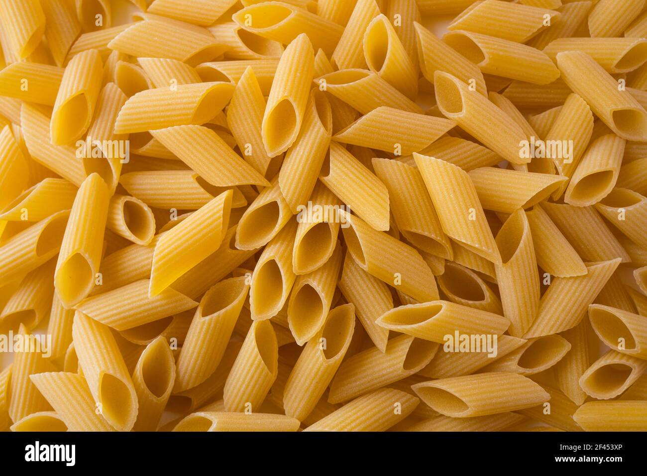 Fond Penne pâtes. Fond de texture Penne des pâtes. Tube comme macaroni. Tas de pâtes. Vue de dessus. Pâtes délicieuses. Banque D'Images