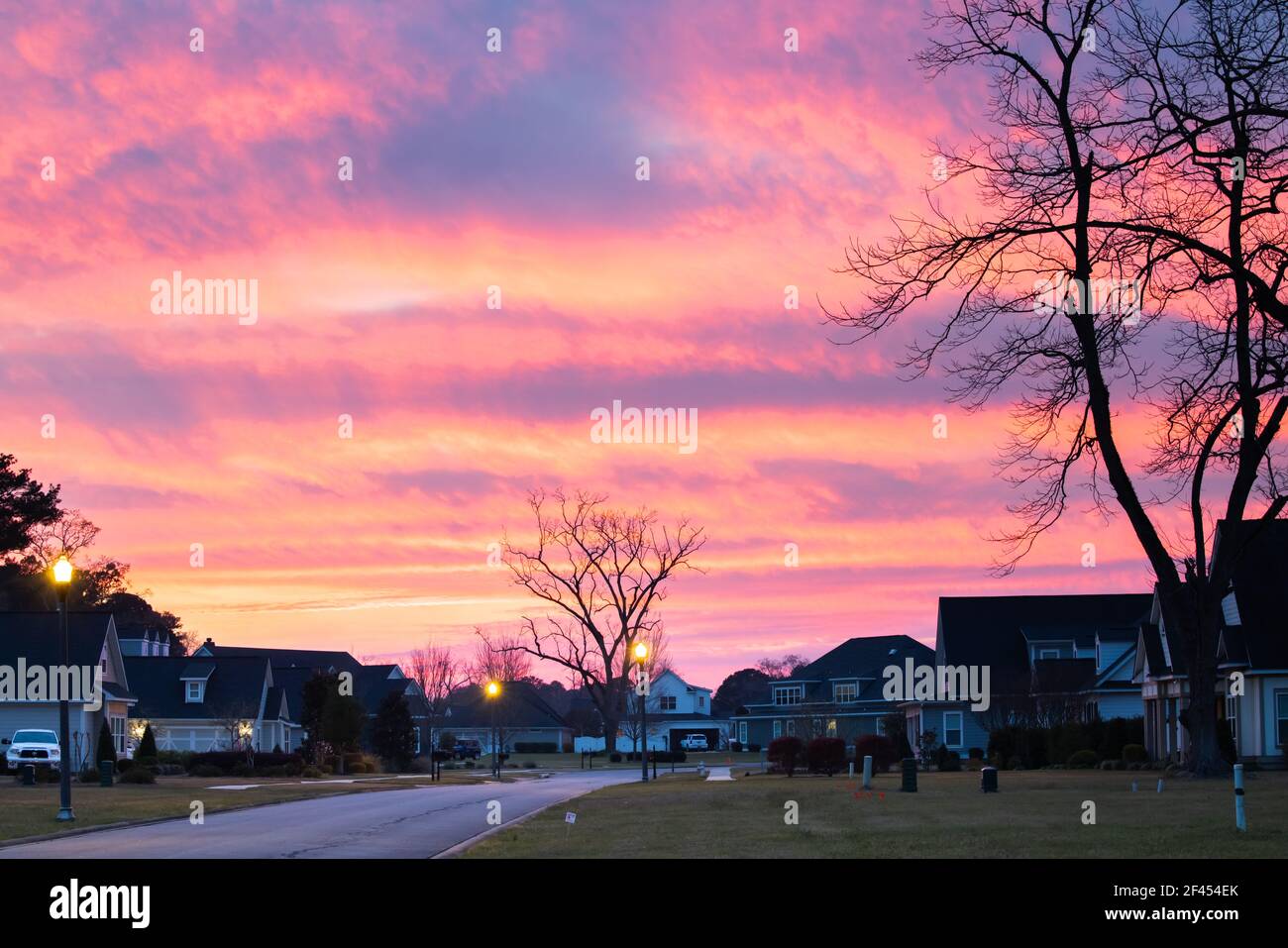 Nouveaux quartiers de construction au coucher du soleil avec un ciel orange violet. Banque D'Images