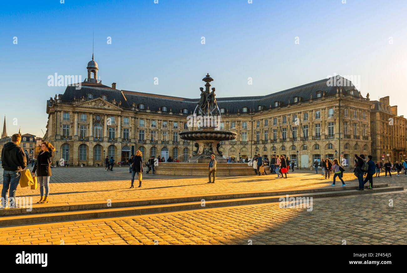 Personnes visitant en fin d'après-midi la place de la Bourse à Bordeaux, France Banque D'Images