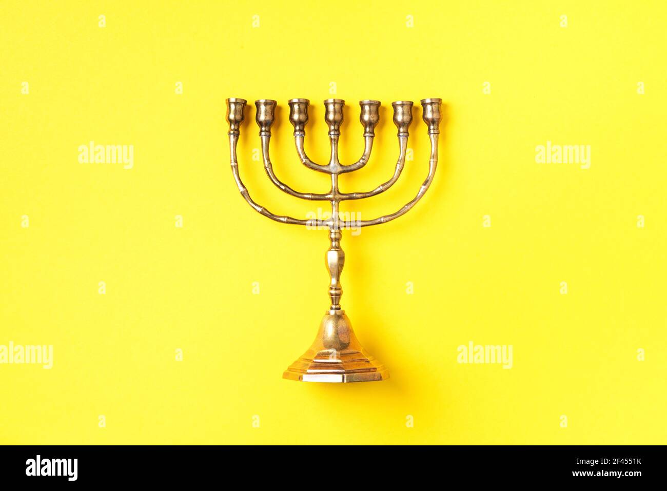 La menorah dorée de hanoukkah sur fond jaune. Bannière juive de vacances avec espace de copie. La menorah religieuse antique rituelle de bougie Banque D'Images