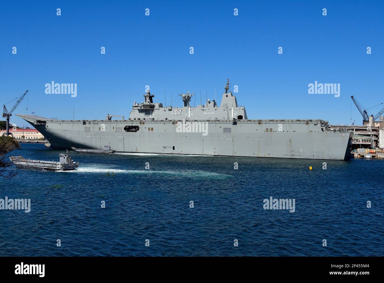 Sydney, Nouvelle-Galles du Sud, Australie - 31 octobre 2017 : HMAS Canberra au quai Wooloomoolooloo, un porte-hélicoptère de la marine royale australienne et deux amphibies L Banque D'Images