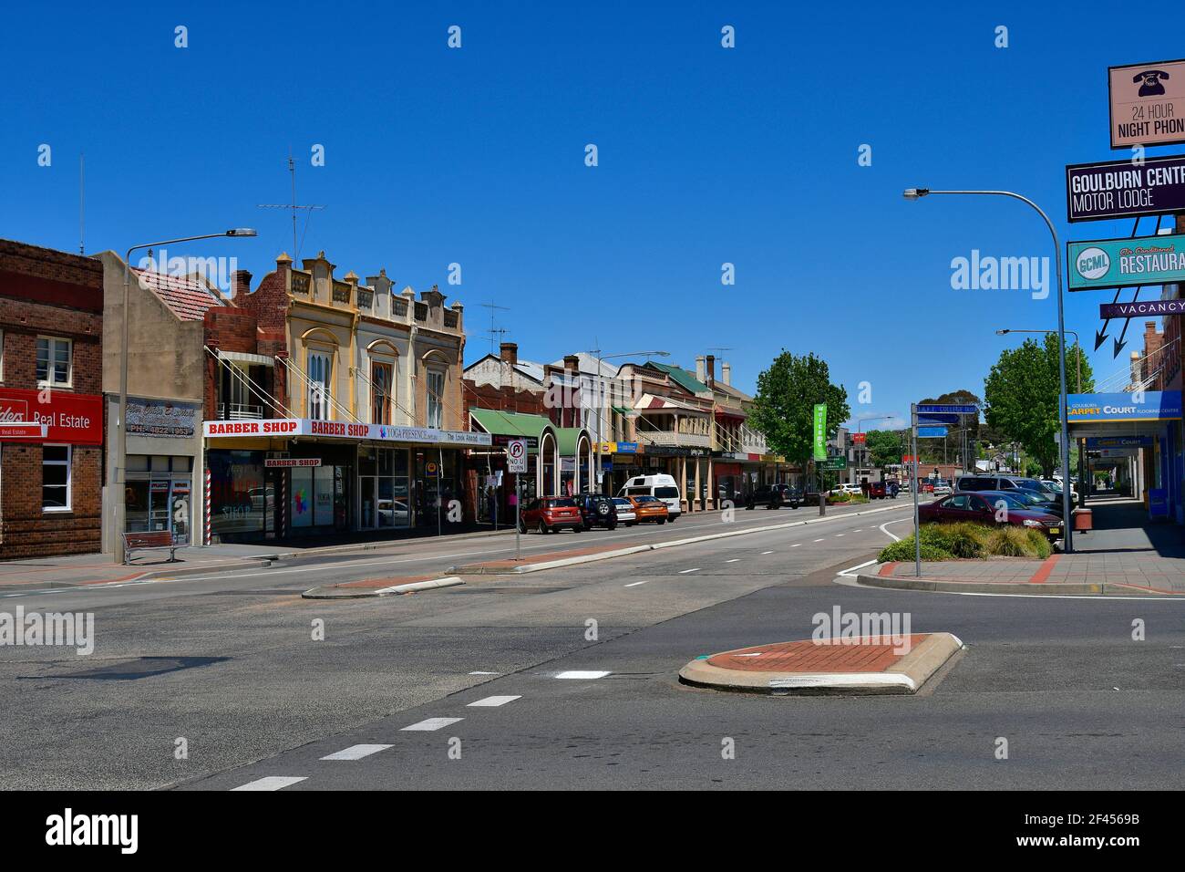 Goulburn, Nouvelle-Galles du Sud, Australie - 01 novembre 2017 : magasins, voitures et bâtiments dans la rue principale du petit village de Nouvelle-Galles du Sud Banque D'Images