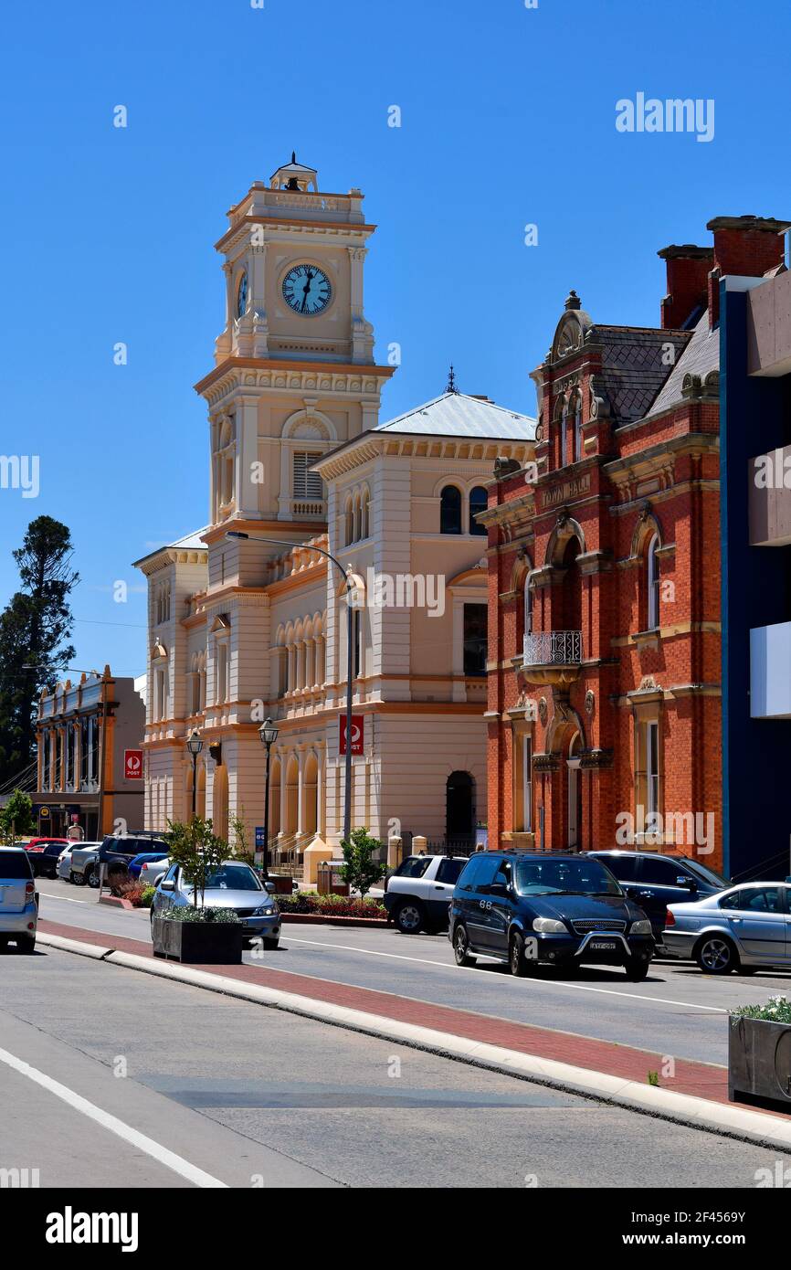 Goulburn, Nouvelle-Galles du Sud, Australie - 01 novembre 2017 : bureau de poste et bâtiments de l'ancienne mairie sur la rue principale du village en Nouvelle-Galles du Sud Banque D'Images