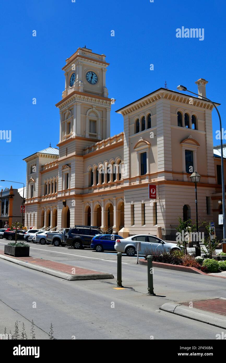 Goulburn, Nouvelle-Galles du Sud, Australie - 01 novembre 2017 : voitures et bureaux de poste dans la rue principale du petit village de Nouvelle-Galles du Sud Banque D'Images
