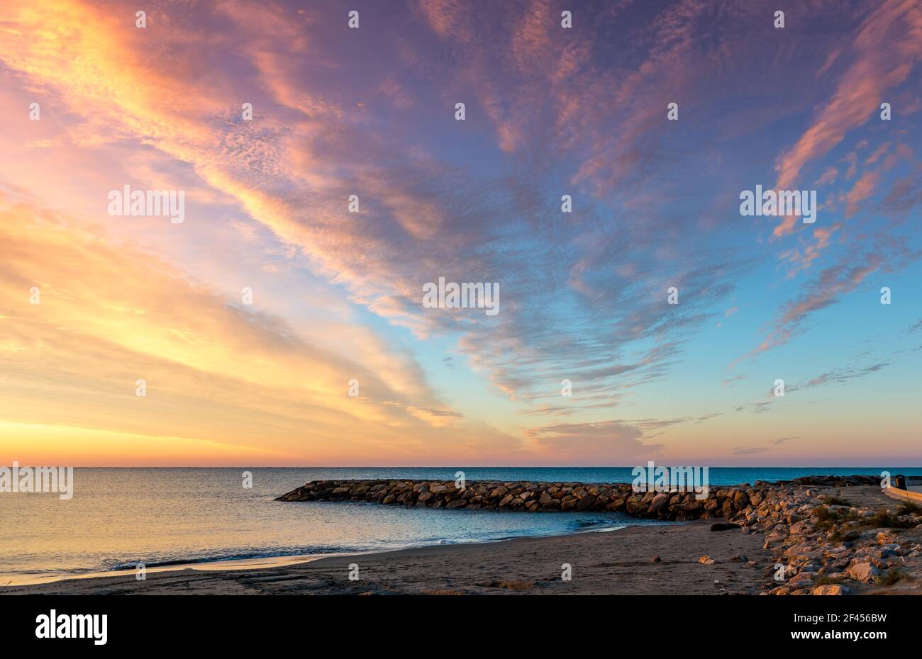 Un beau ciel au-dessus d'une plage à Saintes Maries de la Mer, au lever du soleil, en Camargue, Provence, France Banque D'Images