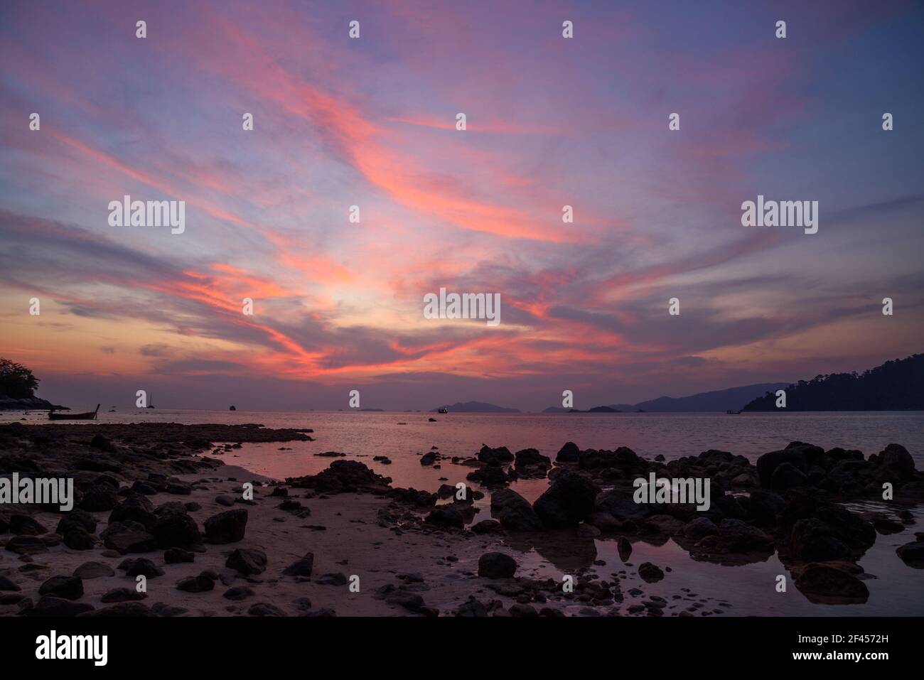 Magnifique ciel crépuscule et la plage de l'île de Lipe, province de Satun, Thaïlande Banque D'Images