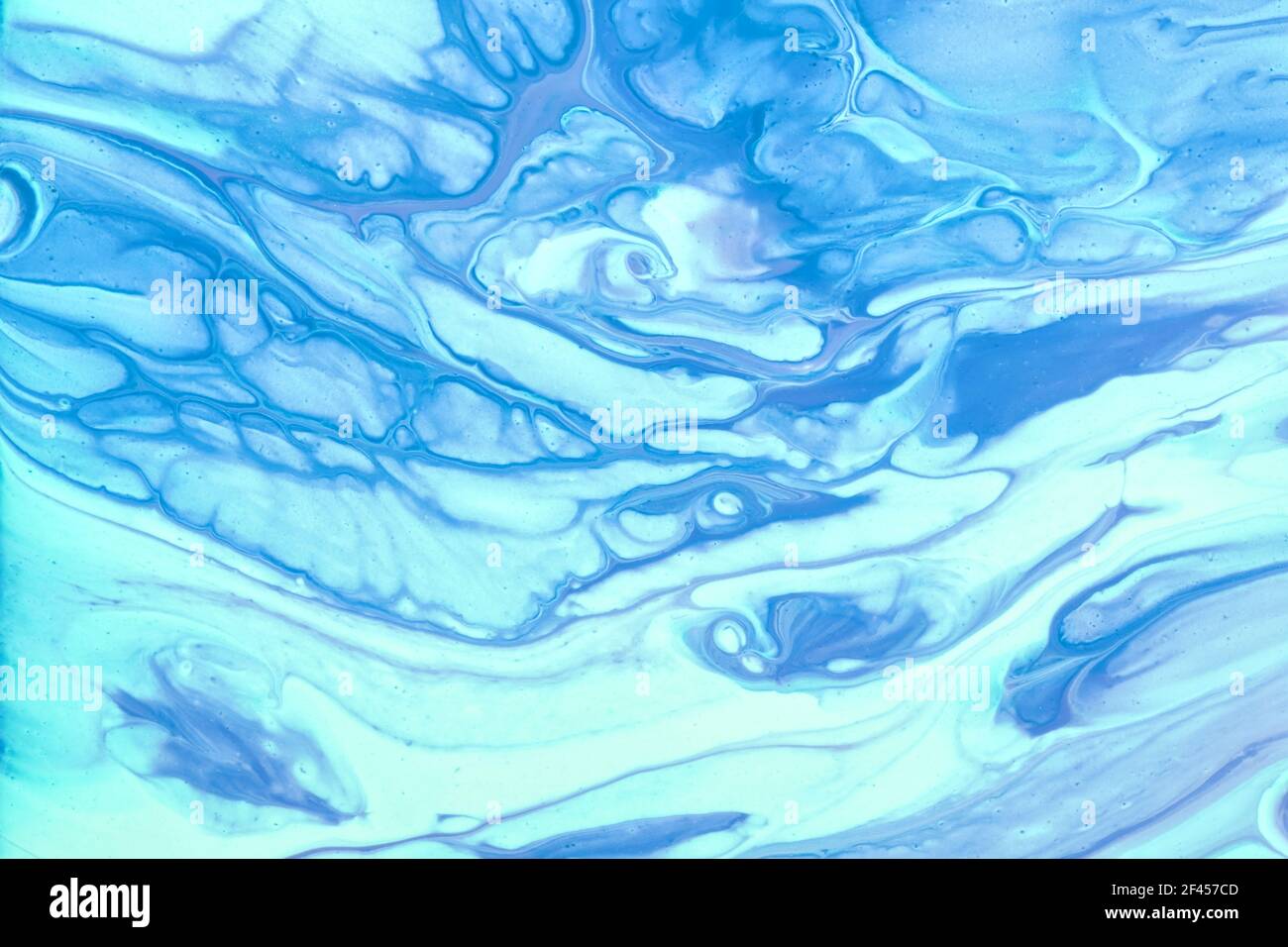 Abstrait fluide art fond bleu clair et turquoise couleurs. Marbre liquide.  Peinture acrylique sur toile avec dégradé de ciel et éclaboussures. Bac à  l'encre d'alcool Photo Stock
