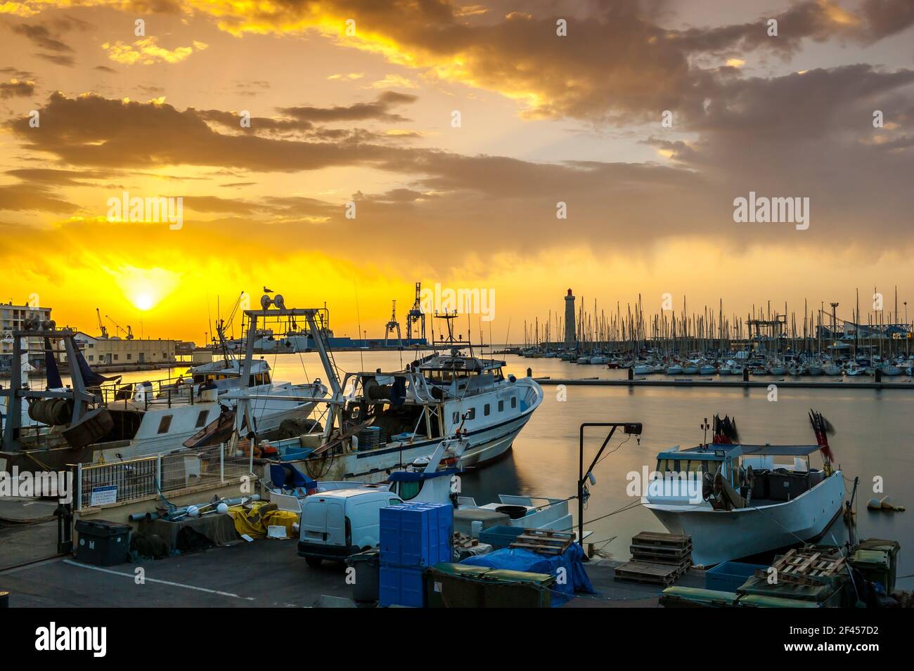 Port de pêche et chalutiers au lever du soleil à Sète, Herault, Occitanie, France Banque D'Images