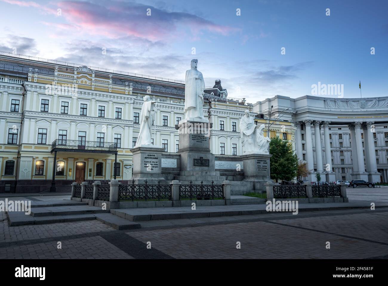 Monument de la princesse Olga au coucher du soleil - Kiev, Ukraine Banque D'Images