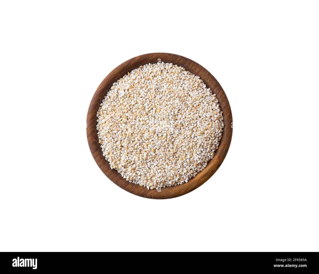 L'orge groats sur un fond blanc vue de dessus. Grains d'orge broyés crus pour la fabrication de porridge. Tas de gruau d'orge isolé sur blanc. Vue de dessus, image W Banque D'Images