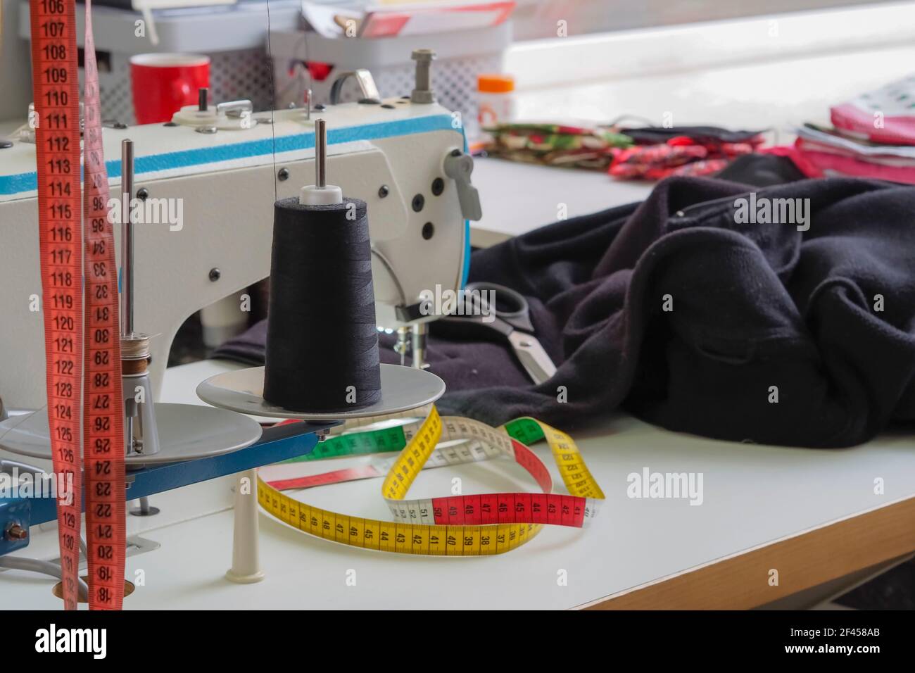 atelier de couturière avec une machine et une mesure de tailleur Banque D'Images