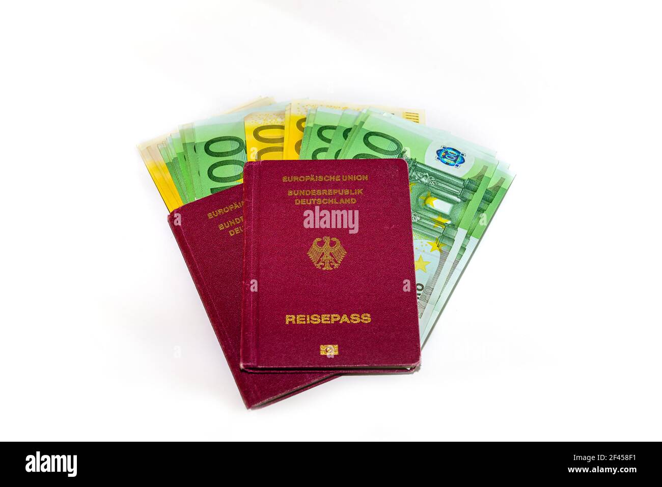Les deux passeports rouges allemands avec des billets en euros isolés fond blanc - concept de voyage Banque D'Images