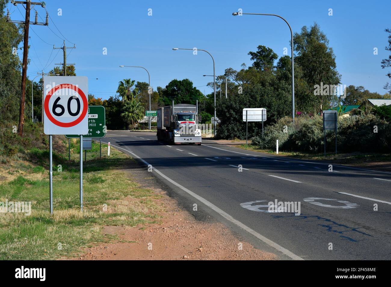 Curlwaa, NSW, Australie - 10 novembre 2017 : Nommé Camion road train sur voie publique de la ville d'argent dans le petit village de Nouvelle Galles du Sud, à la frontière de Vic Banque D'Images