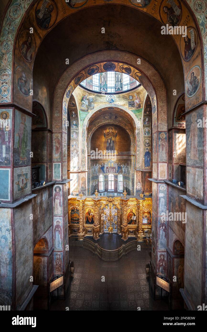 Vue panoramique sur la nef de l'église et l'autel de l'intérieur de la cathédrale Sainte-Sophie - Kiev, Ukraine Banque D'Images