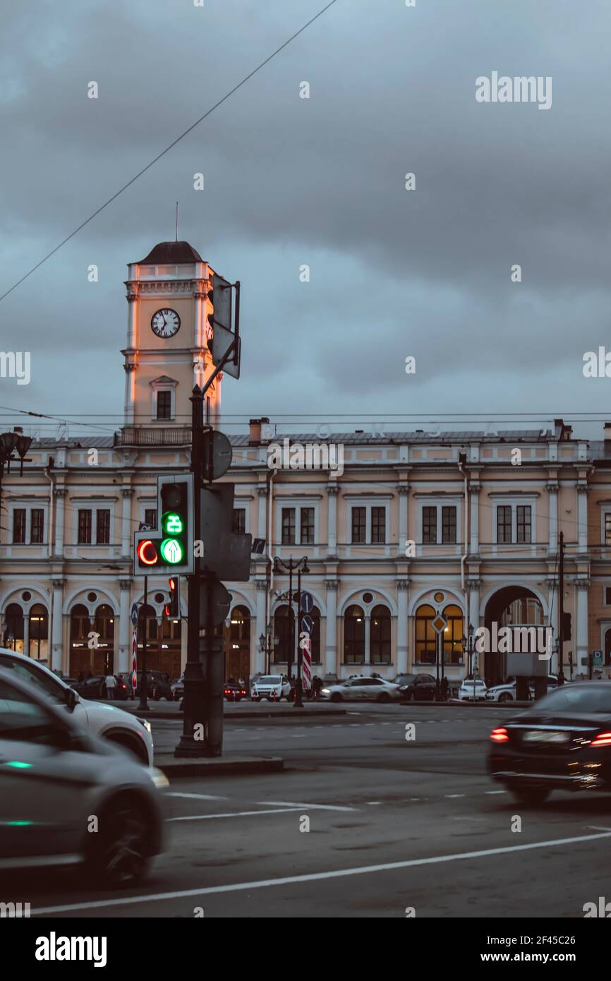 Tour carrée de la gare Saint-Pétersbourg de Moscou avec des horloges de voitures animées coucher du soleil Banque D'Images