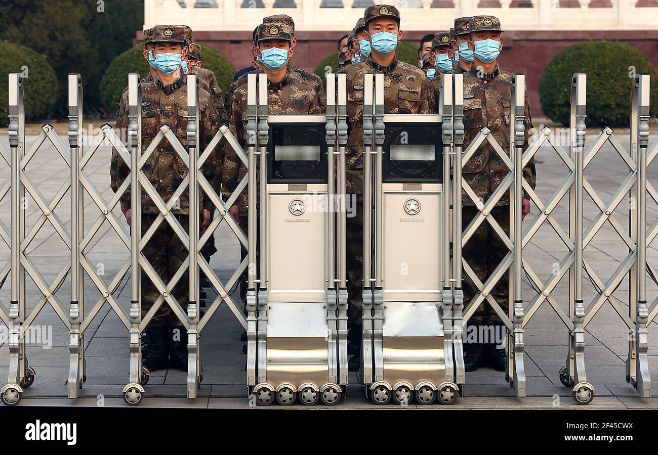 Pékin, Chine. 19 mars 2021. Les soldats chinois se tiennent en formation alors qu'ils attendent de retourner à leur caserne de Pékin le vendredi 19 mars 2021. Photo de Stephen Shaver/UPI crédit: UPI/Alay Live News Banque D'Images