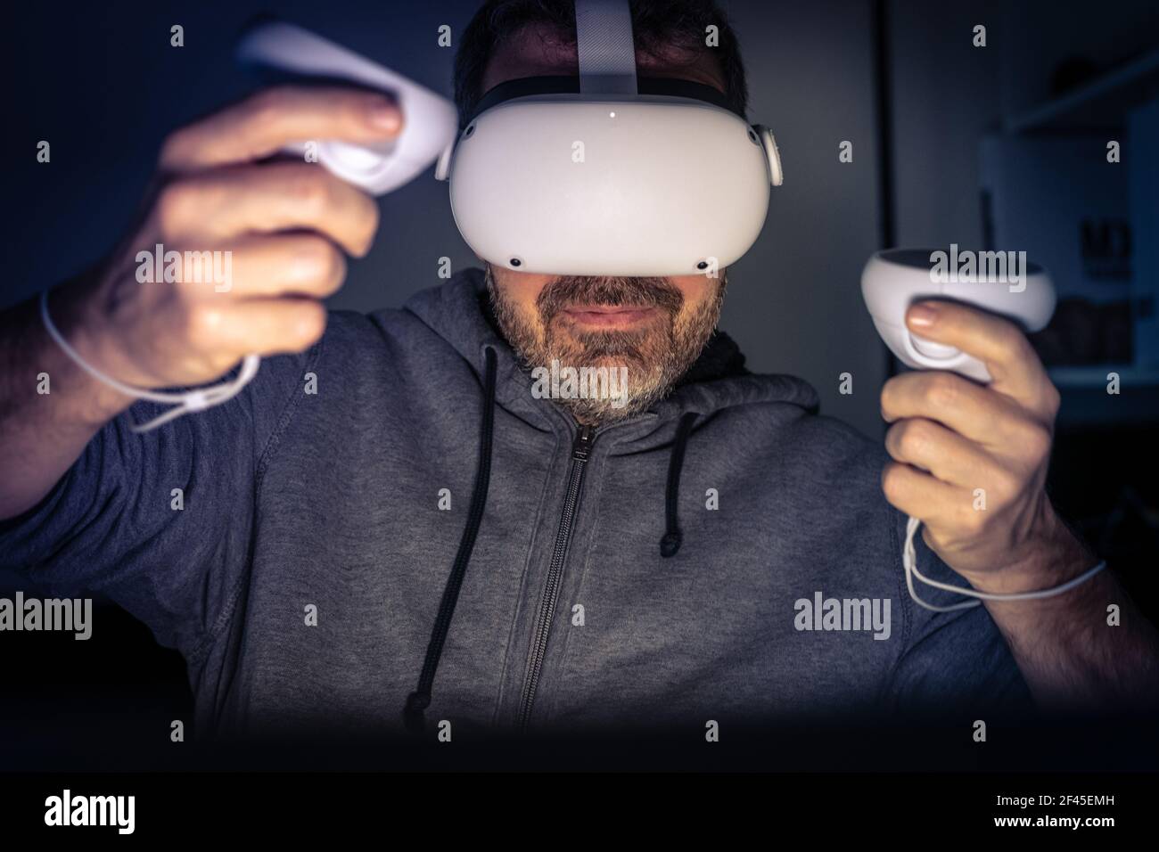 Homme jouant avec un appareil de réalité virtuelle. Cyber-punk ambiance futuriste, expérience immersive avec jeu vidéo et technologie VR 3D Viewer. Personnes utilisant nex Banque D'Images