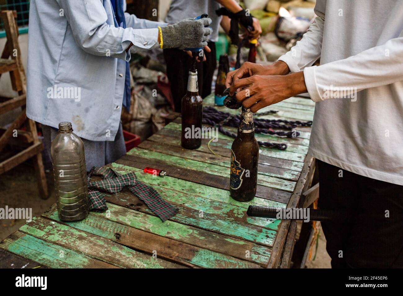 Les manifestants anti-coup d'Etat militaire préparent des cocktails molotov lors d'une manifestation contre le coup d'Etat militaire.la police et les militaires du Myanmar (tatmadow) ont attaqué les manifestants avec des balles en caoutchouc, des munitions réelles, des gaz lacrymogènes et des bombes lacrymogènes en réponse aux manifestants anti-coup d'Etat militaire de vendredi, tuant plusieurs manifestants et en blessant beaucoup d'autres. Au moins 149 personnes ont été tuées au Myanmar depuis le coup d'État du 1er février, a déclaré un responsable des droits de l'homme de l'ONU. L'armée du Myanmar a détenu le conseiller d'État du Myanmar Aung San Suu Kyi le 01 février 2021 et a déclaré l'état d'urgence lors de sa saisie Banque D'Images