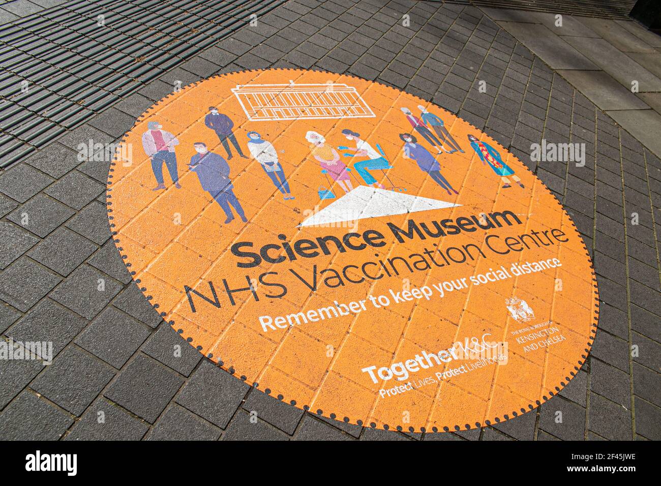 SCIENCE MUSEUM LONDON, ROYAUME-UNI 19 MARS 2021. Un grand autocollant sur le sol pointant vers le centre de vaccination NHS Covid-19 du Musée des sciences de South Kensington qui s'est ouvert au public. Matt Hancock, secrétaire à la Santé, a annoncé qu'il y aura un retard dans l'expédition de cinq millions de Jabs AstraZeneca en provenance de l'Inde, ce qui ralentira le rythme de la campagne de vaccination le mois prochain. Le Premier ministre Boris Johnson devrait recevoir sa première dose de vaccin aujourd'hui. Credit amer ghazzal/Alamy Live News Banque D'Images