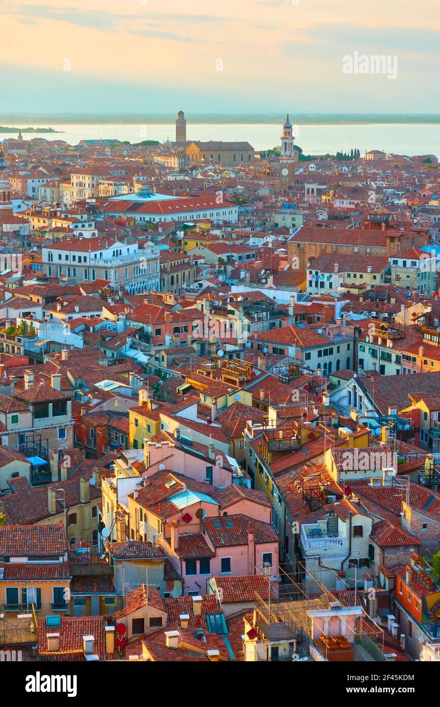 Venise au coucher du soleil, Italie. Vue panoramique de la vieille ville avec toits en tuiles d'en haut, paysage urbain Banque D'Images